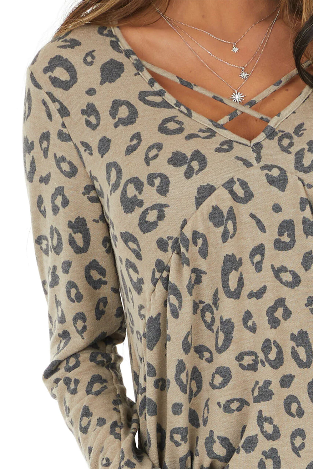 Lepršava majica s leopardovim životinjskim uzorkom s križanim izrezom