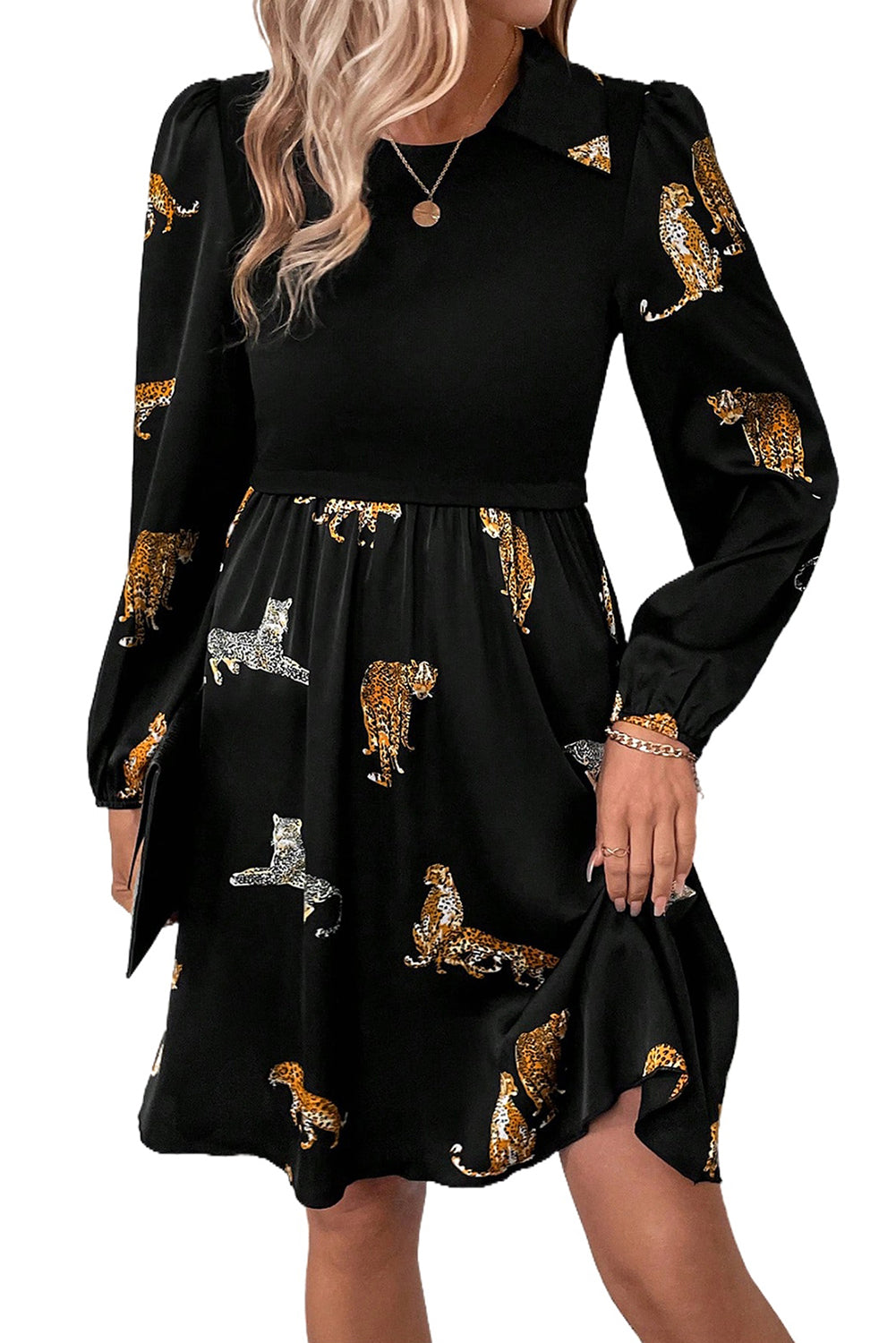 Robe trapèze noire à manches longues et imprimé léopard vif