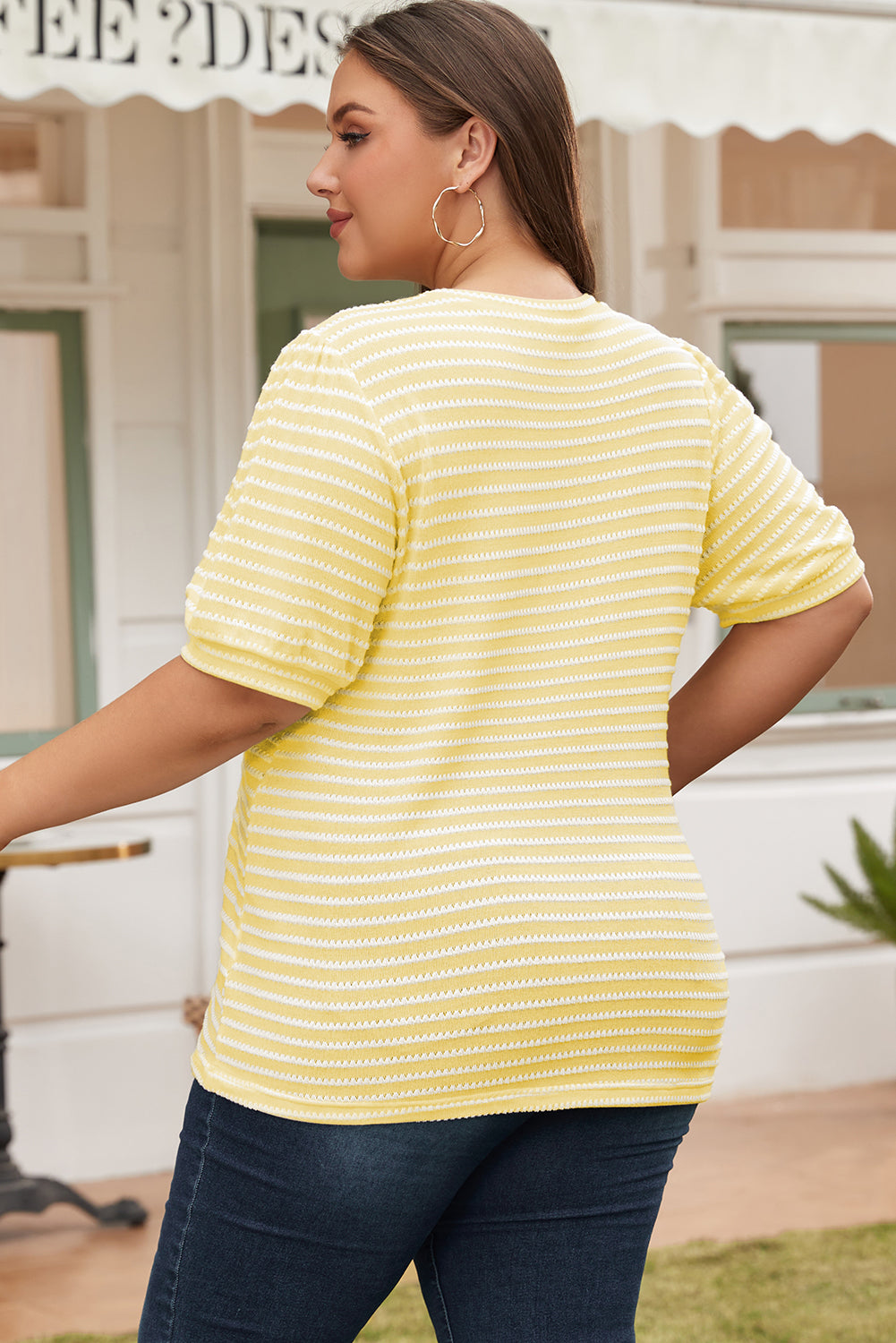 Džemper veće veličine s kratkim puf rukavima i žutim prugama