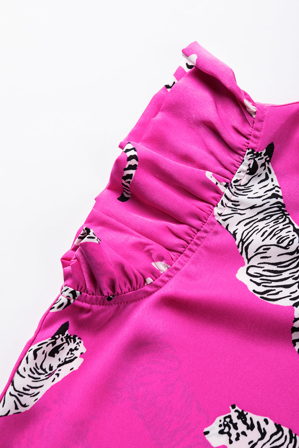 Bluse mit Rundhalsausschnitt und Flatterärmeln im Rosen-Tiger-Muster