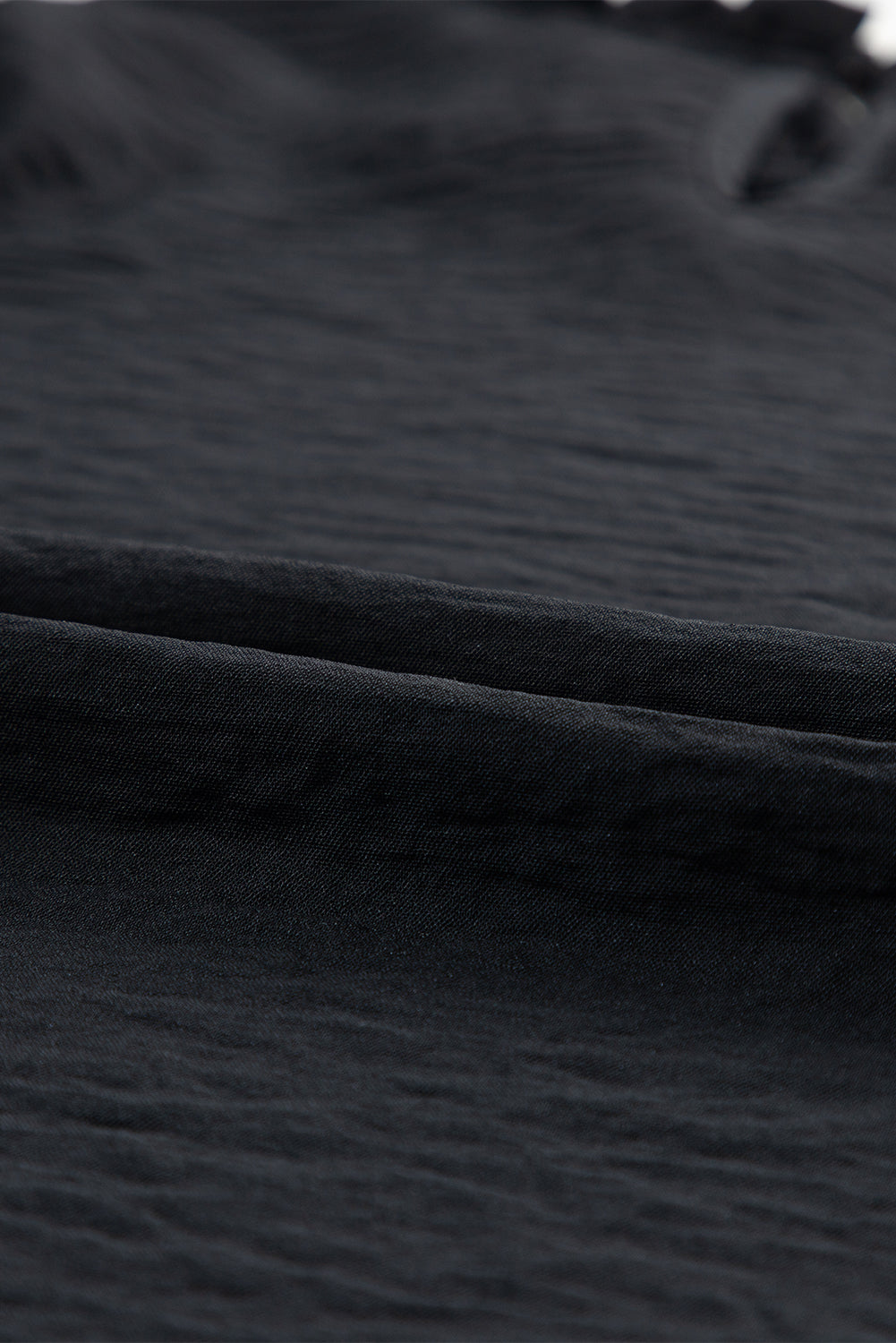 Schwarze Bluse mit Rüschenkragen, Rüschenbesatz und Blasenärmeln