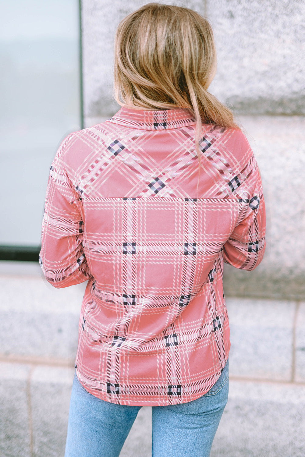 Camicia con stampa scozzese con bottoni rosa sul davanti
