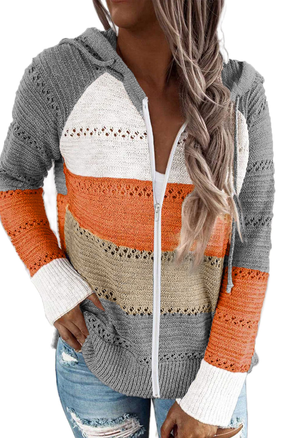 Rjav pleten pulover s kapuco z zadrgo in barvnimi bloki na sprednji strani