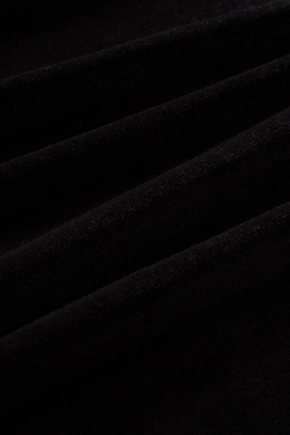 Žametna majica velike velikosti z napihnjenimi rokavi in ​​okrašenimi črnimi biseri