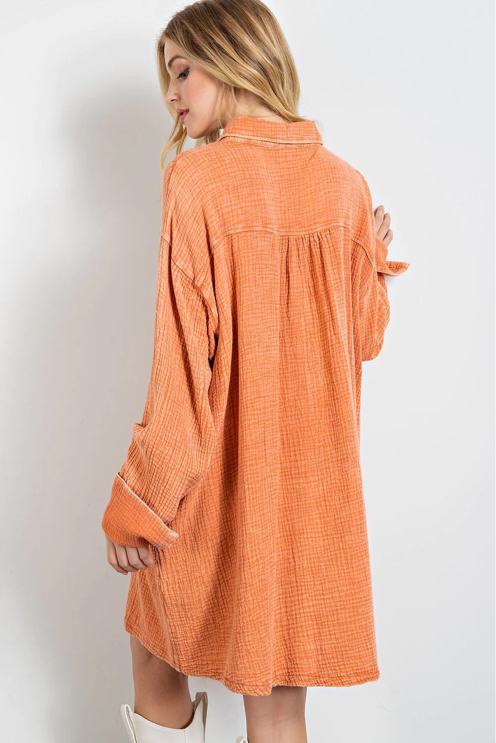 Narančasta velika košulja s dva džepa na prsima, naborana