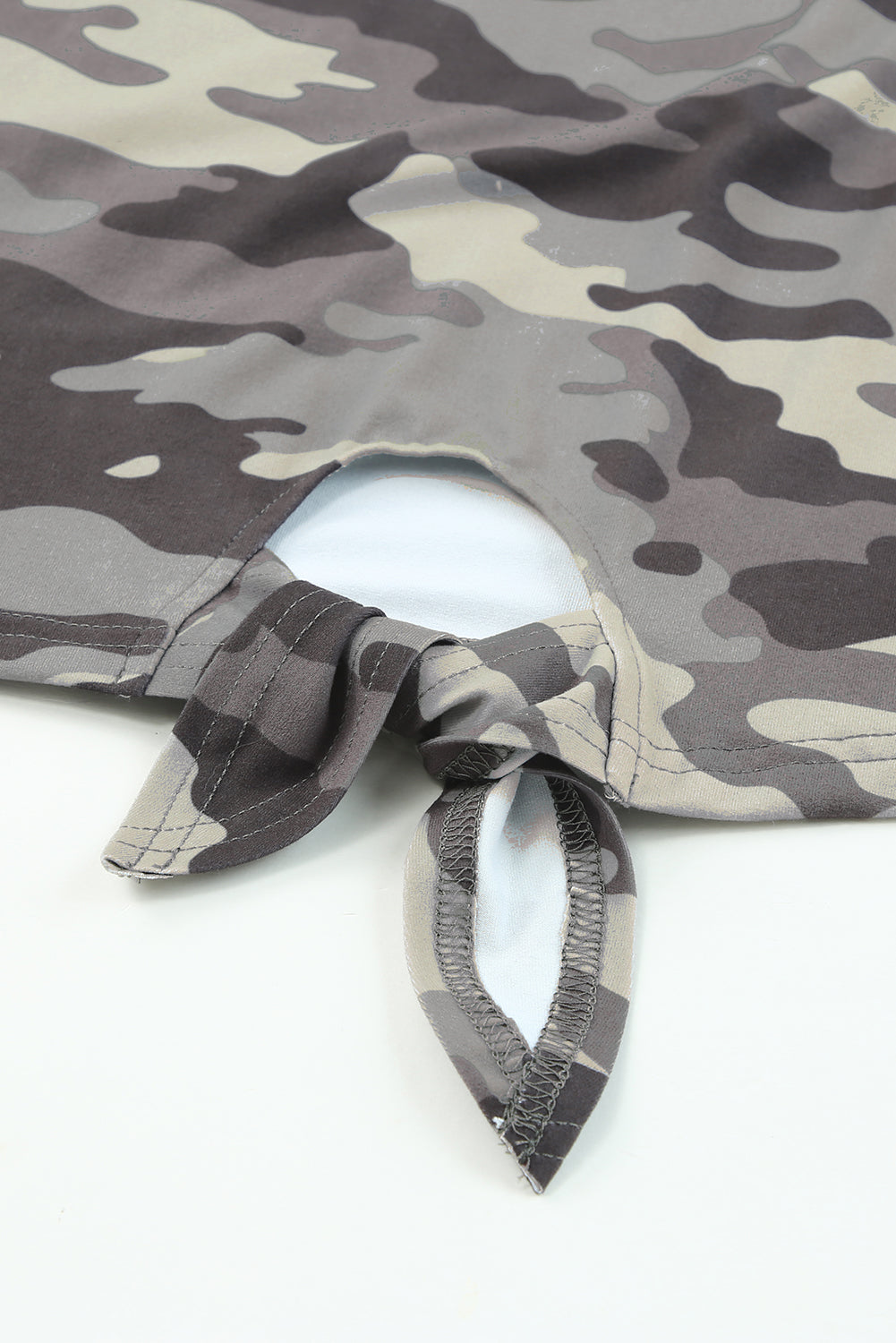 T-shirt gris à imprimé camouflage et ourlet noué