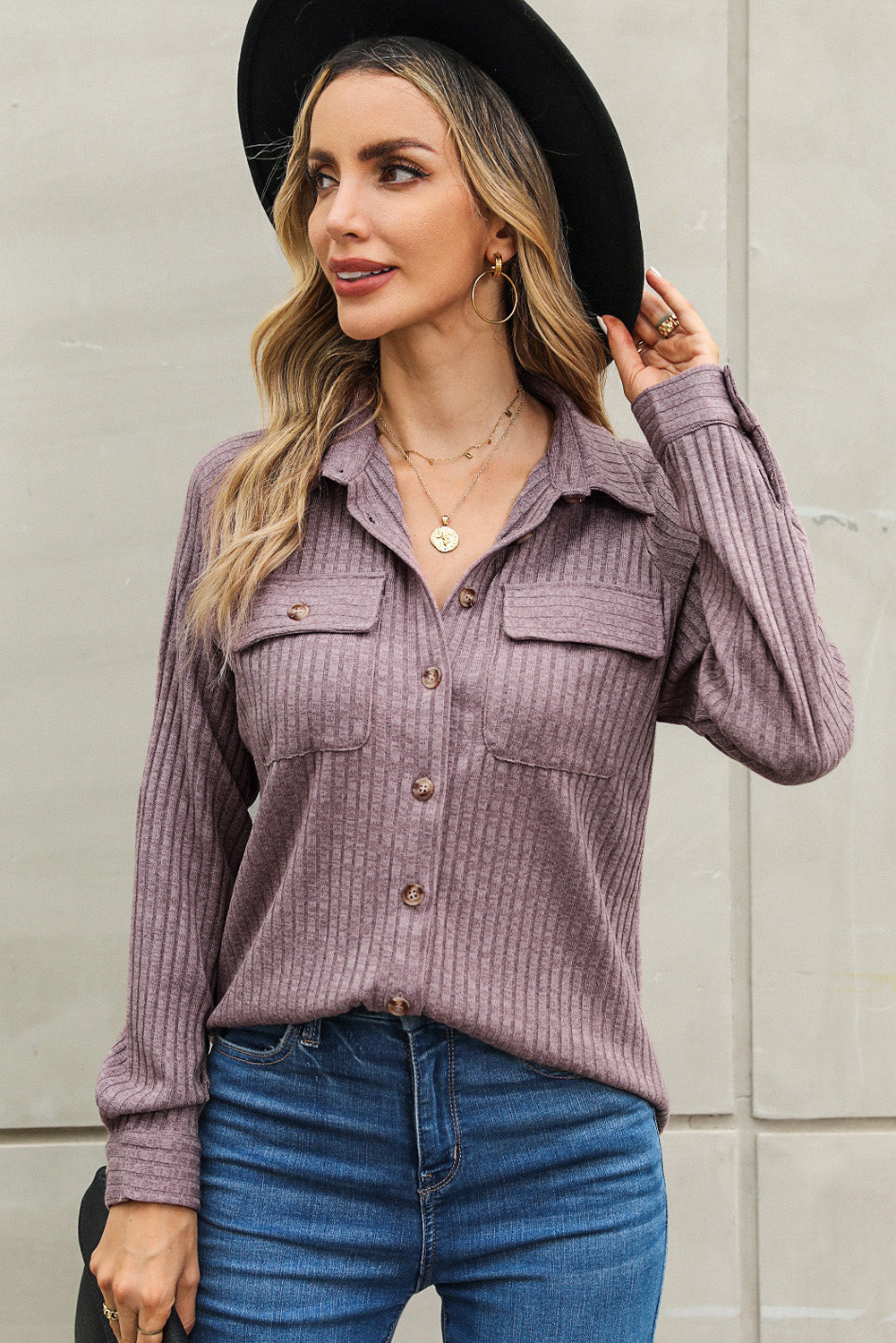 Veste violette en tricot côtelé avec poche à rabat boutonné