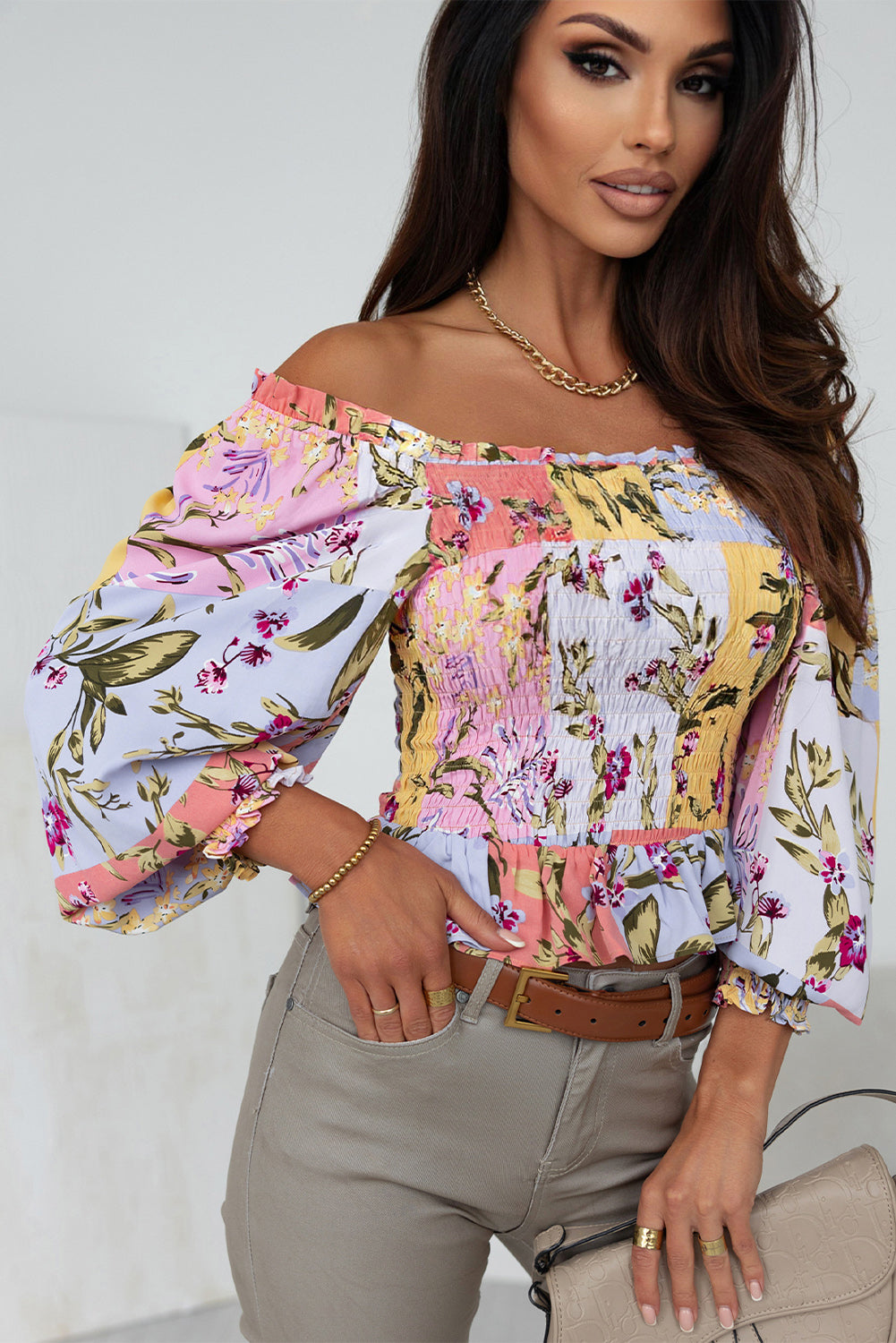 Večbarvna bluza s kvadratnim izrezom in cvetličnimi naborki