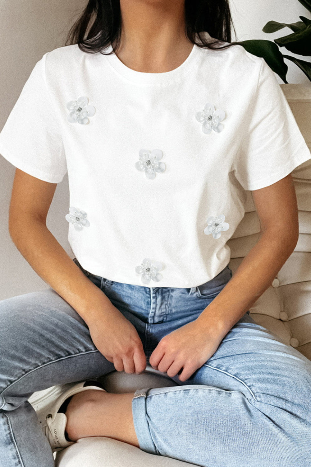 Majica z okroglim izrezom z belim cvetjem