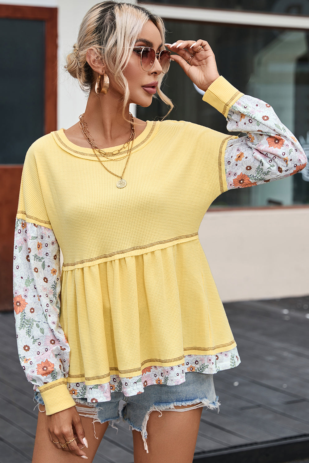 Blouse babydoll jaune en tricot gaufré à motif floral et patchwork