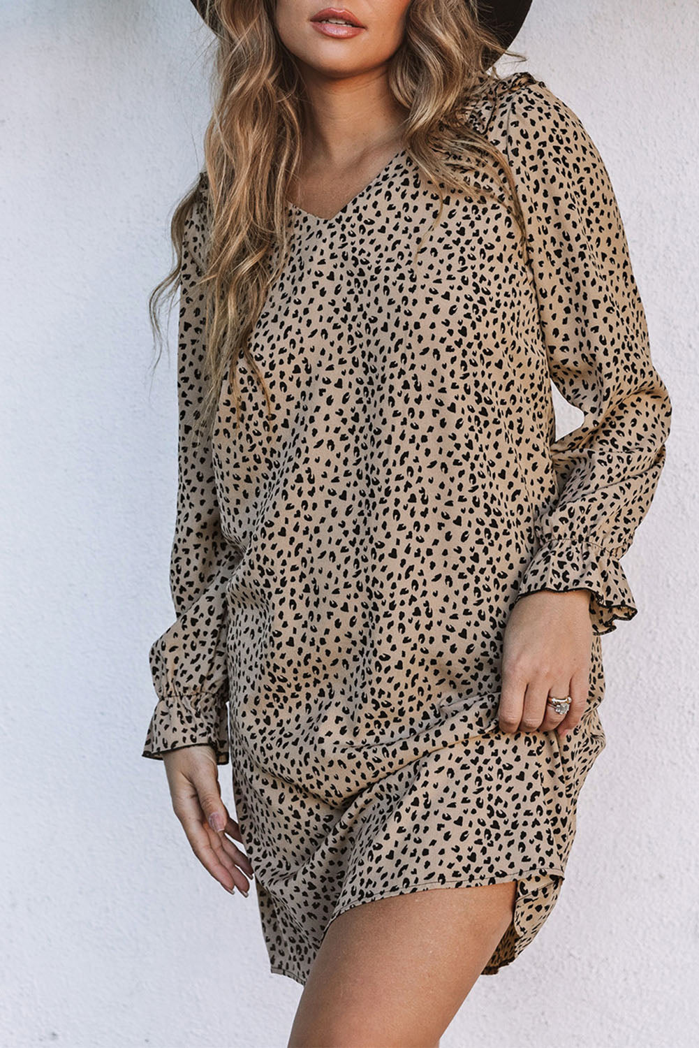 Khakifarbenes Kleid mit Leopardenrüschenbesatz und V-Ausschnitt