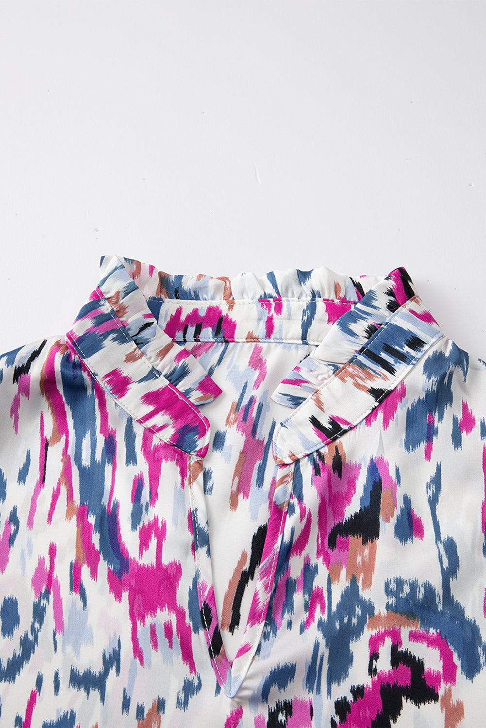 Večbarvna bluza z abstraktnim tiskom 3/4 z napihnjenimi rokavi in ​​naborki