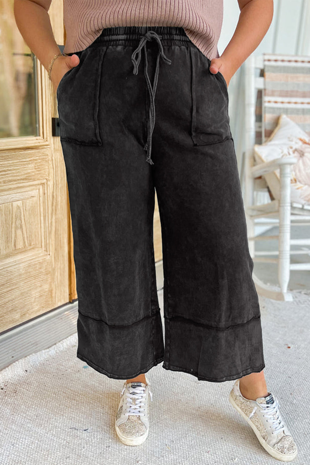Skraćene kratke hlače širokih nogavica s otkrivenim šavovima crne i mineralne boje