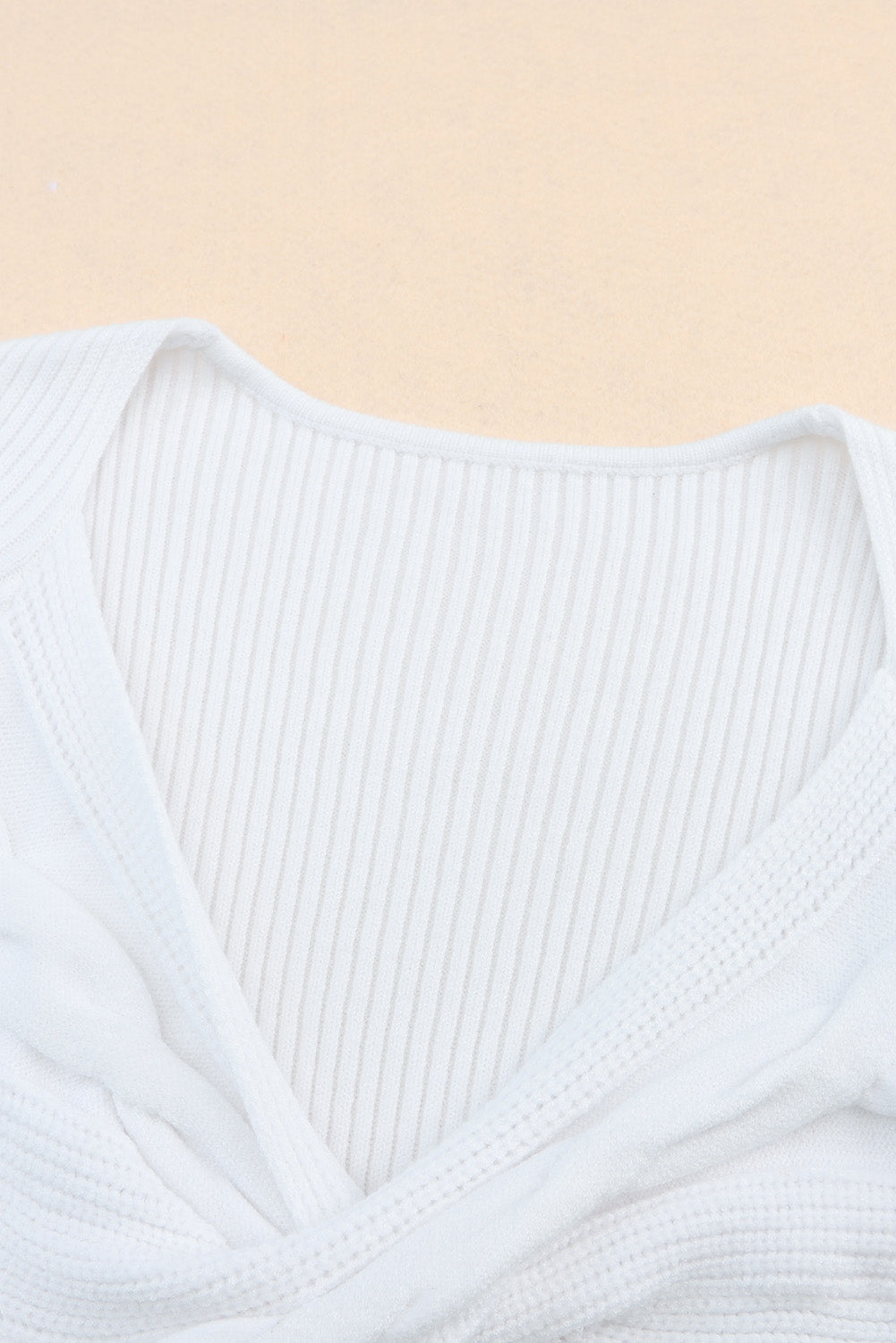 Bel pulover s prečrtanim V izrezom