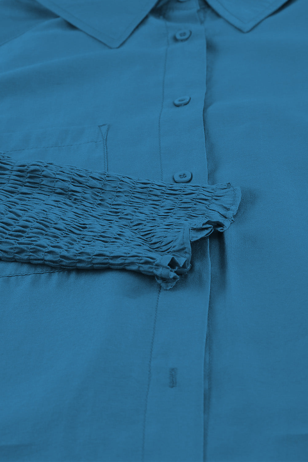 Blaues Hemd mit bauschigen Ärmeln und Taschen