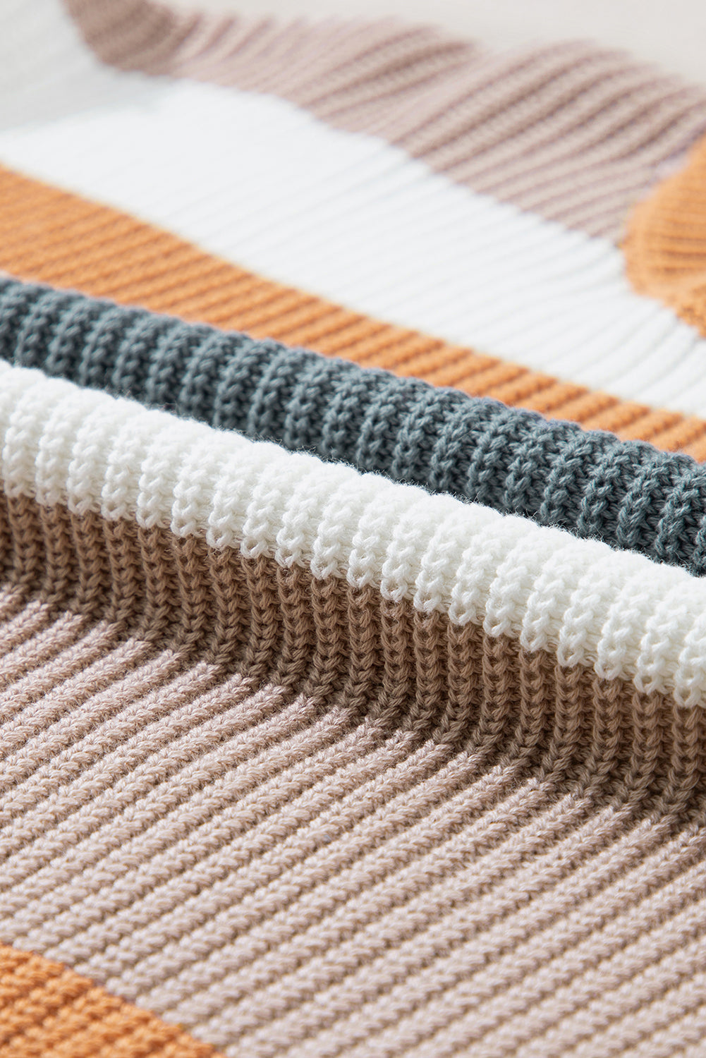 Taupe klasični pleteni džemper s okruglim izrezom u boji