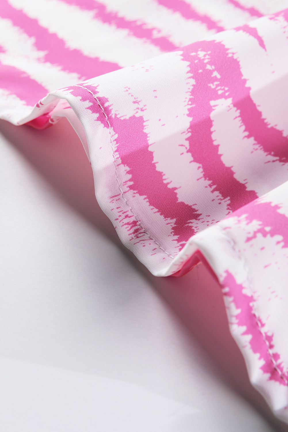 Bluza s kratkimi rokavi z v-izrezom in vzorcem roza zebra
