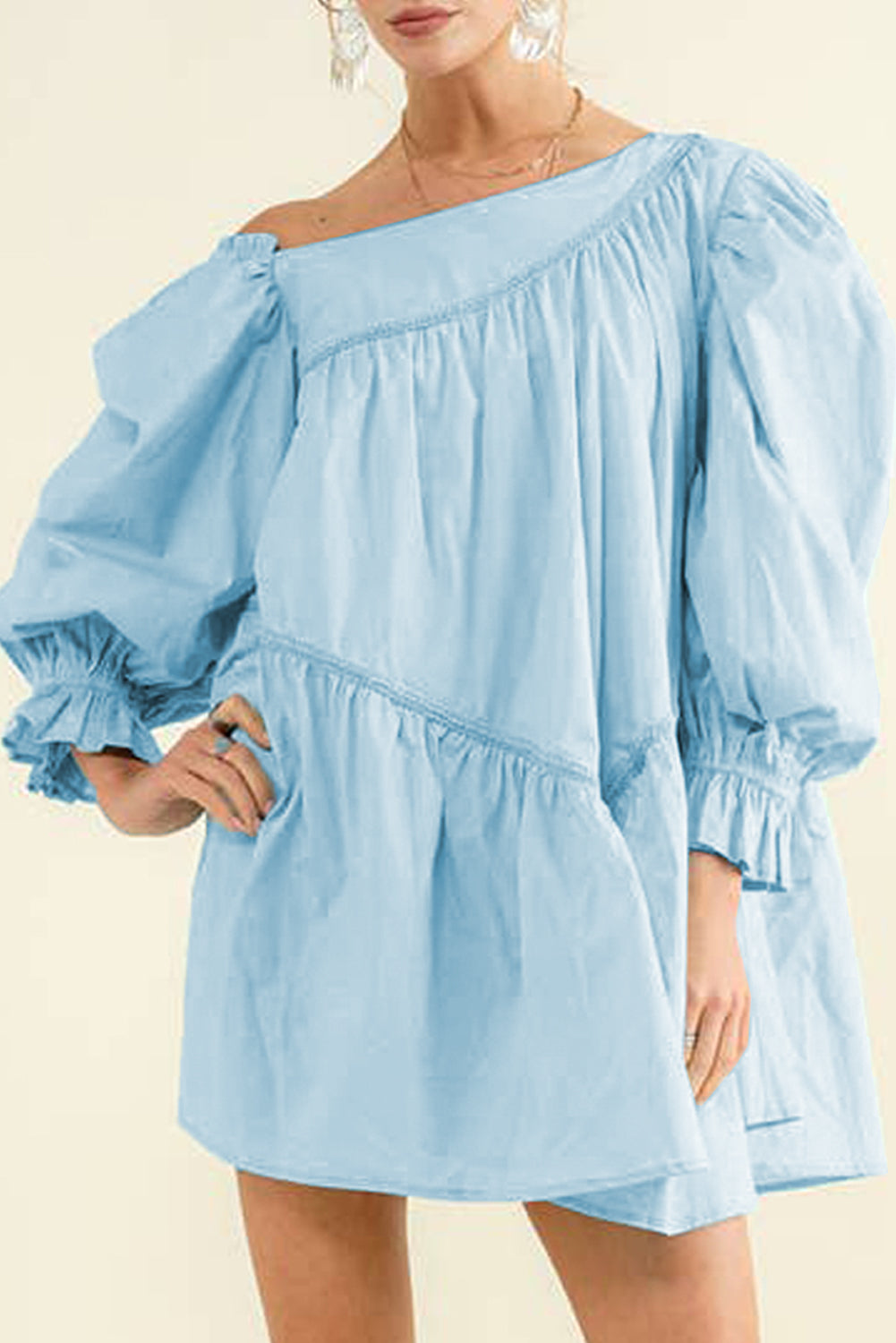 Nebesko plava izvrsna obrubljena asimetrična spuštena mini haljina s puf rukavima