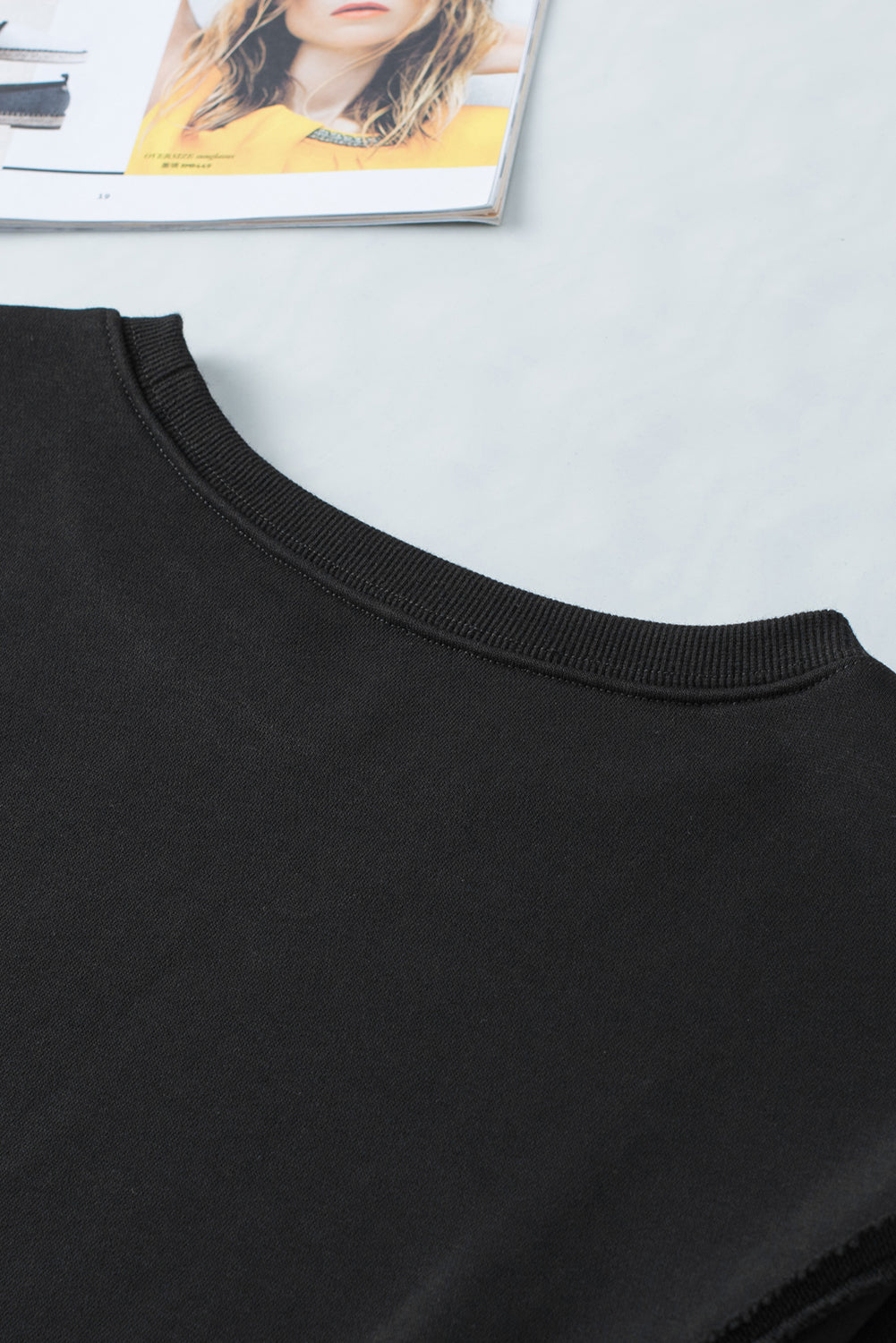 Sweat-shirt noir à coutures apparentes, épaules tombantes, fente, ourlet haut et bas