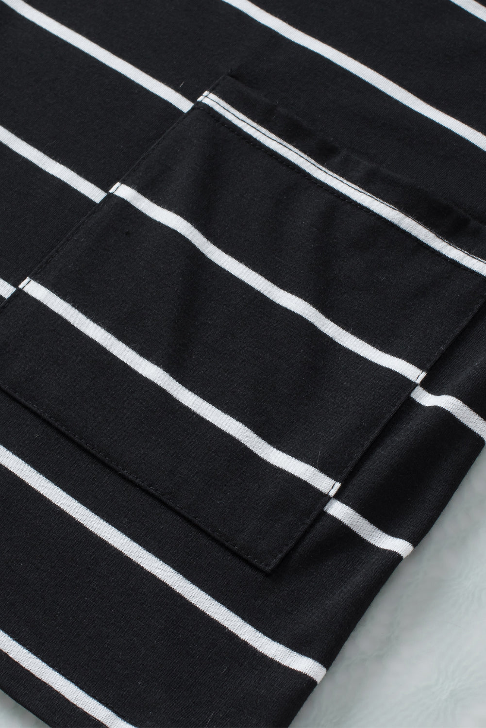 Haut tunique noir à manches courtes et poches latérales imprimées à rayures