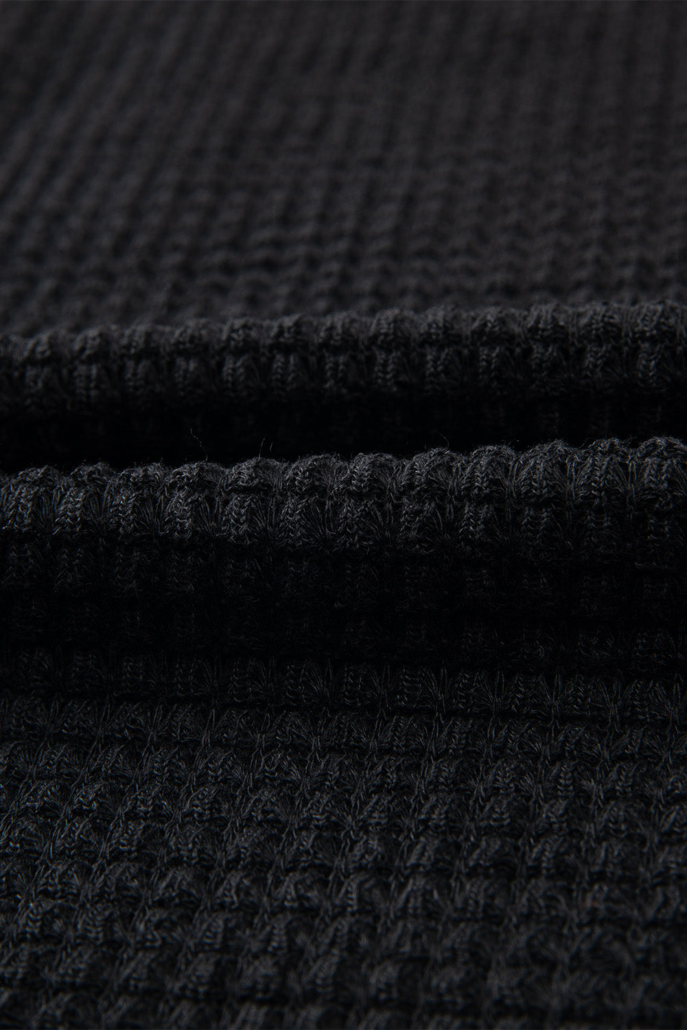 Črna vafelj pletena majica z dolgimi rokavi na spuščena ramena