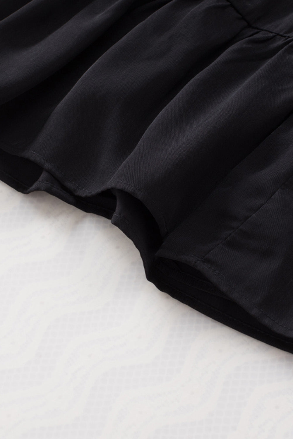 Mini-robe bohème noire unie à volants froncés