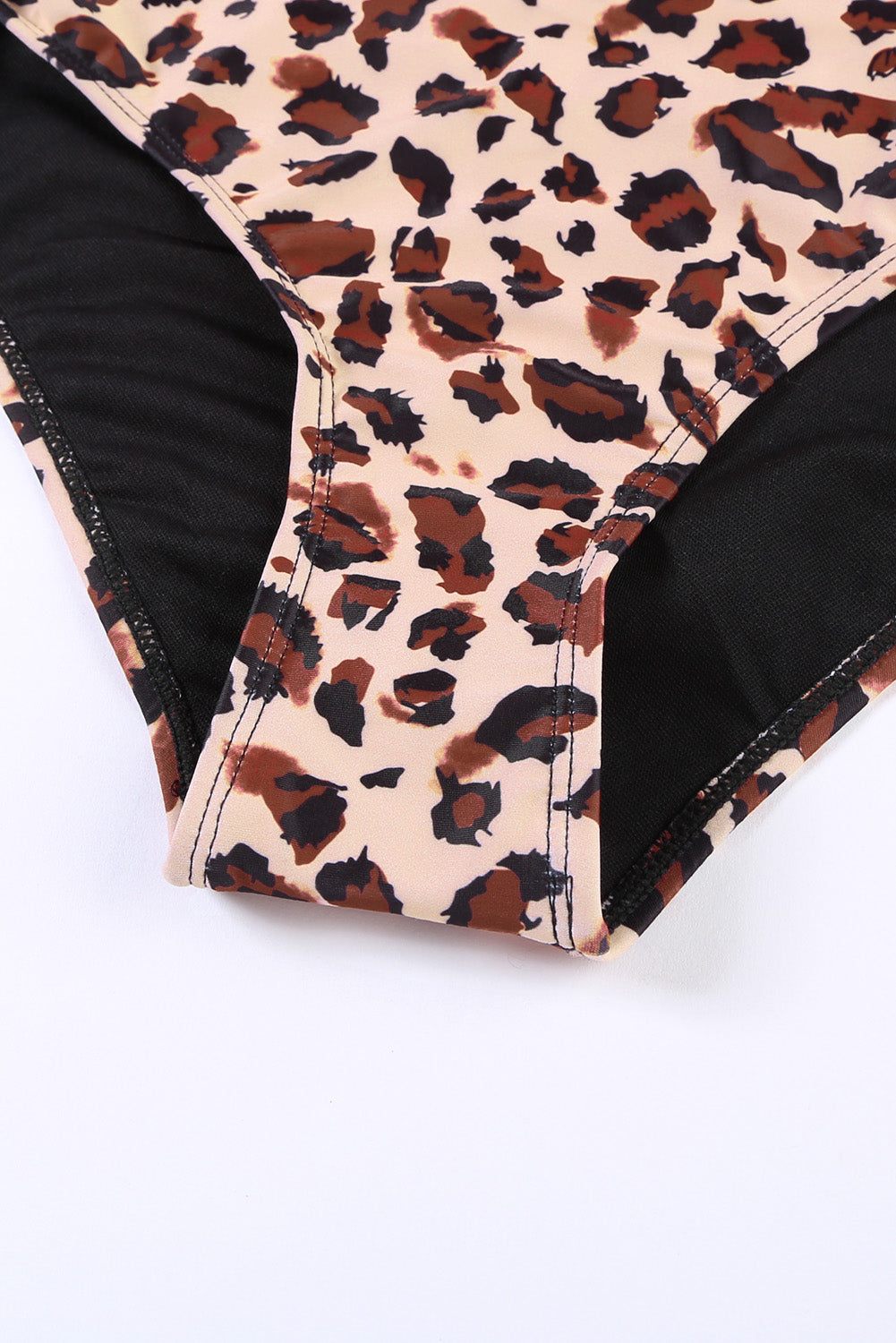 Einteiliger Badeanzug mit tiefem V-Ausschnitt und Colorblock-Leoparden-Unterteil