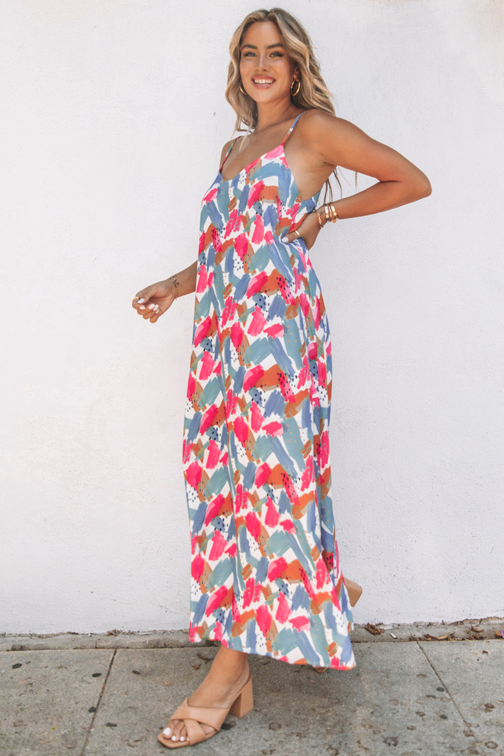 Višebojna haljina s apstraktnim printom na naramenice