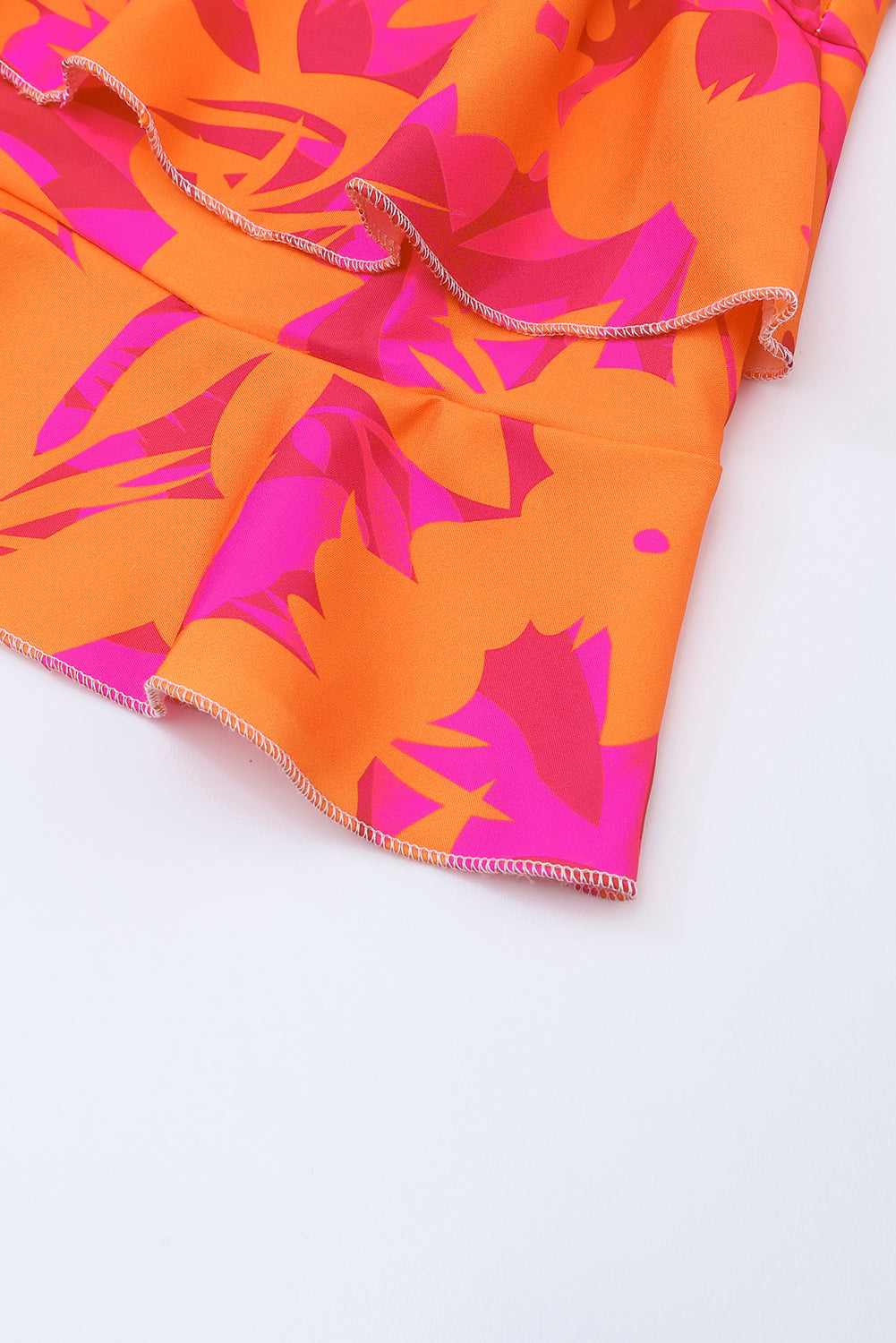 Mini obleka z večbarvnimi cvetličnimi potiski in naborki, z rokavi v obliki netopirjevega izreza