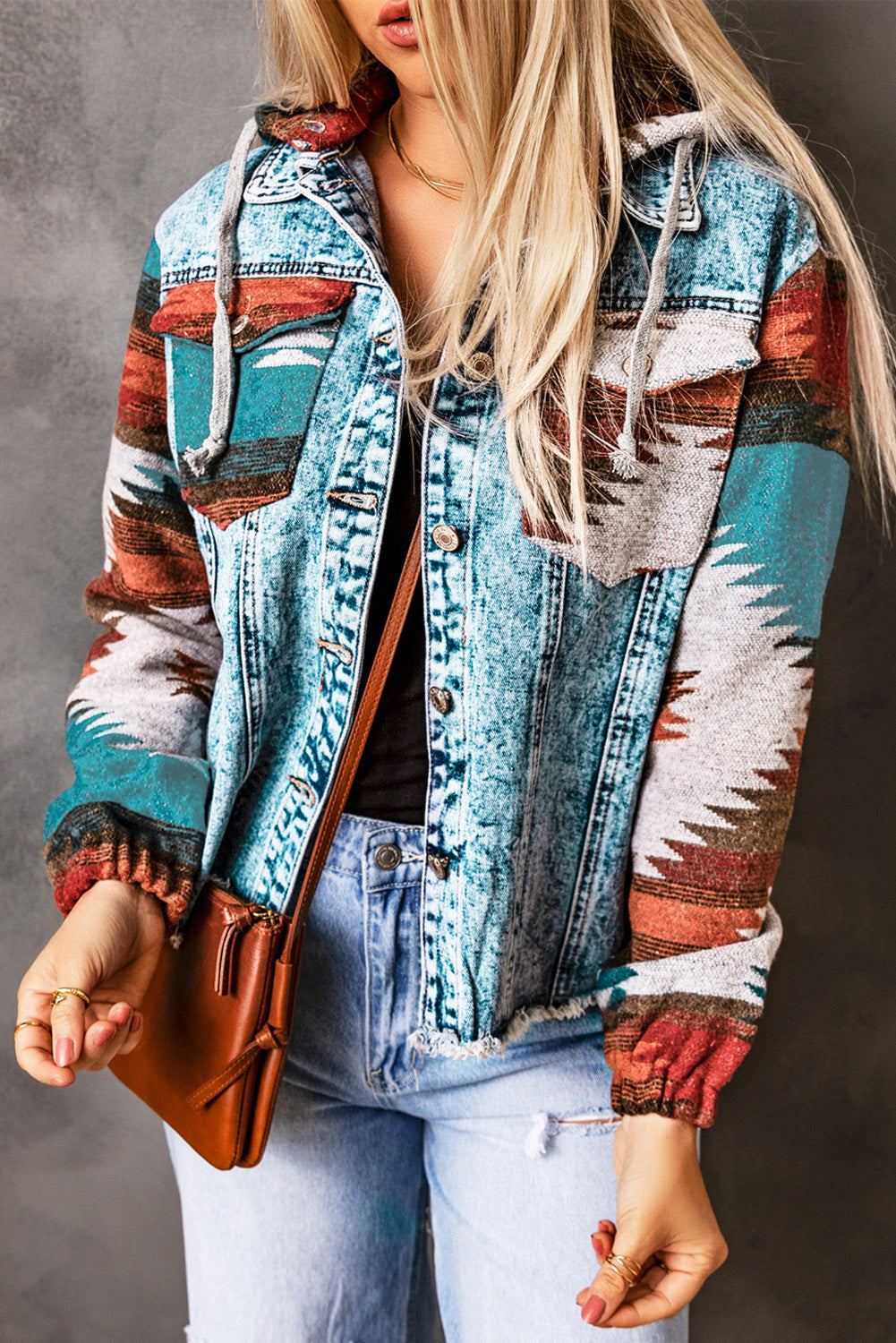 Mehrfarbige Jeansjacke mit Aztekenmuster und ausgefranstem Saum