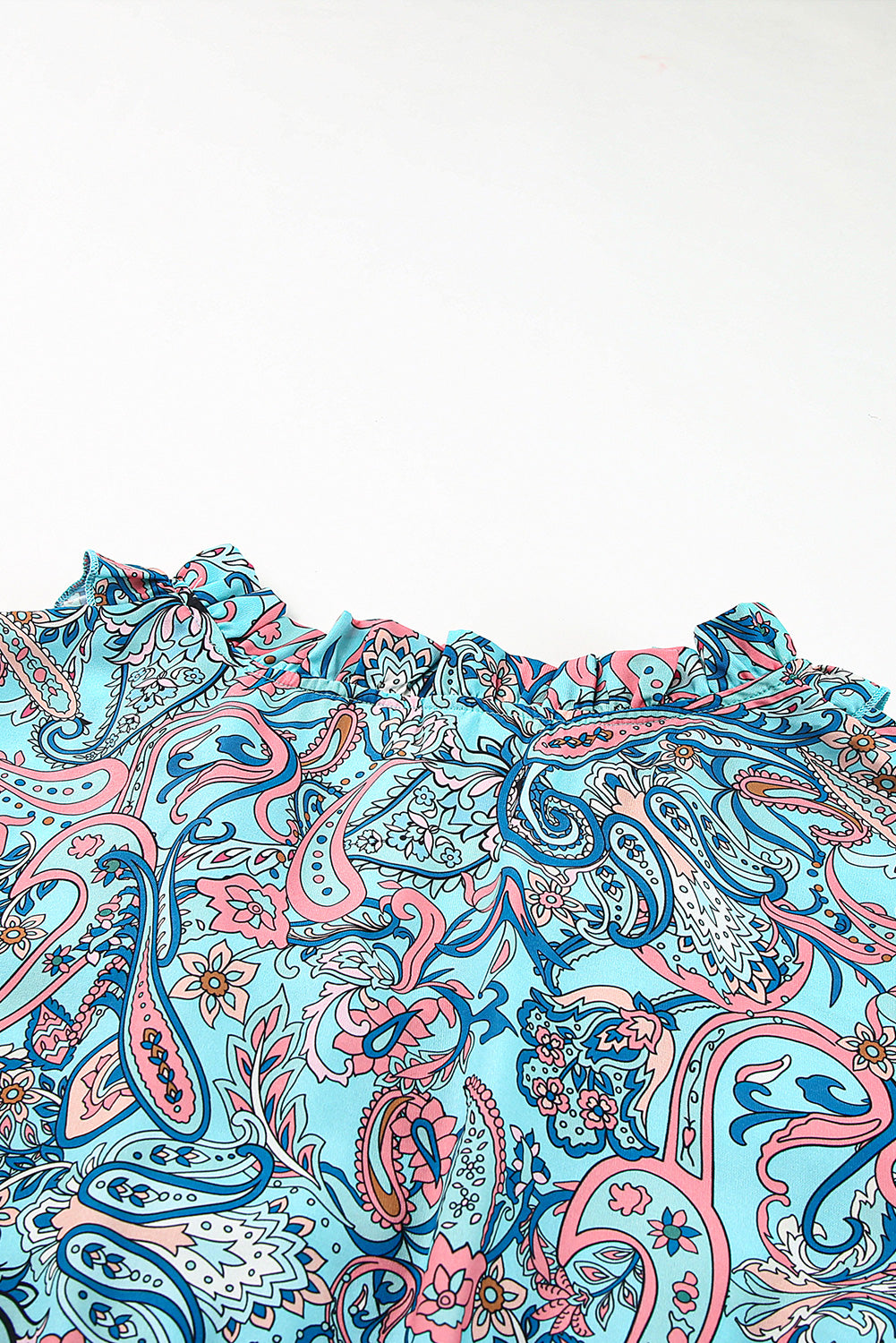 Himmelblaues, gestuftes Maxikleid im Boho-Stil mit Paisley-Print und Rüschen
