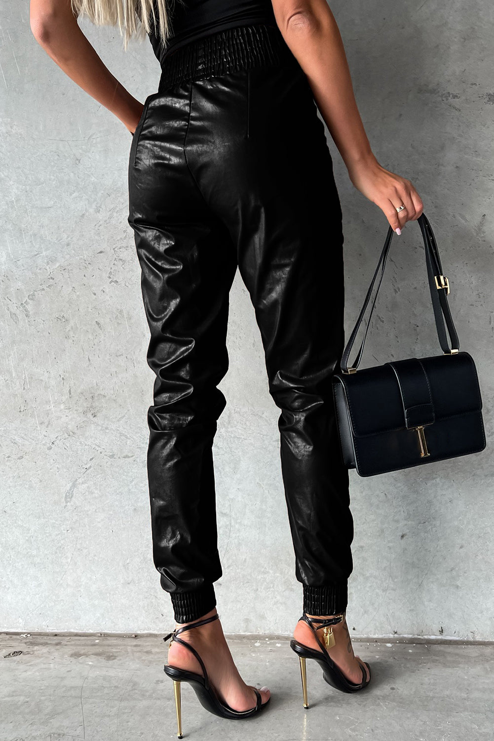 Schwarze, gesmokte Skinny-Hose aus Leder mit hohem Bund