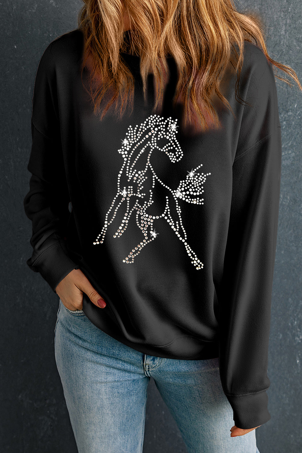 Schwarzes Rundhals-Sweatshirt mit Pferd und Strasssteinen und überschnittener Schulter