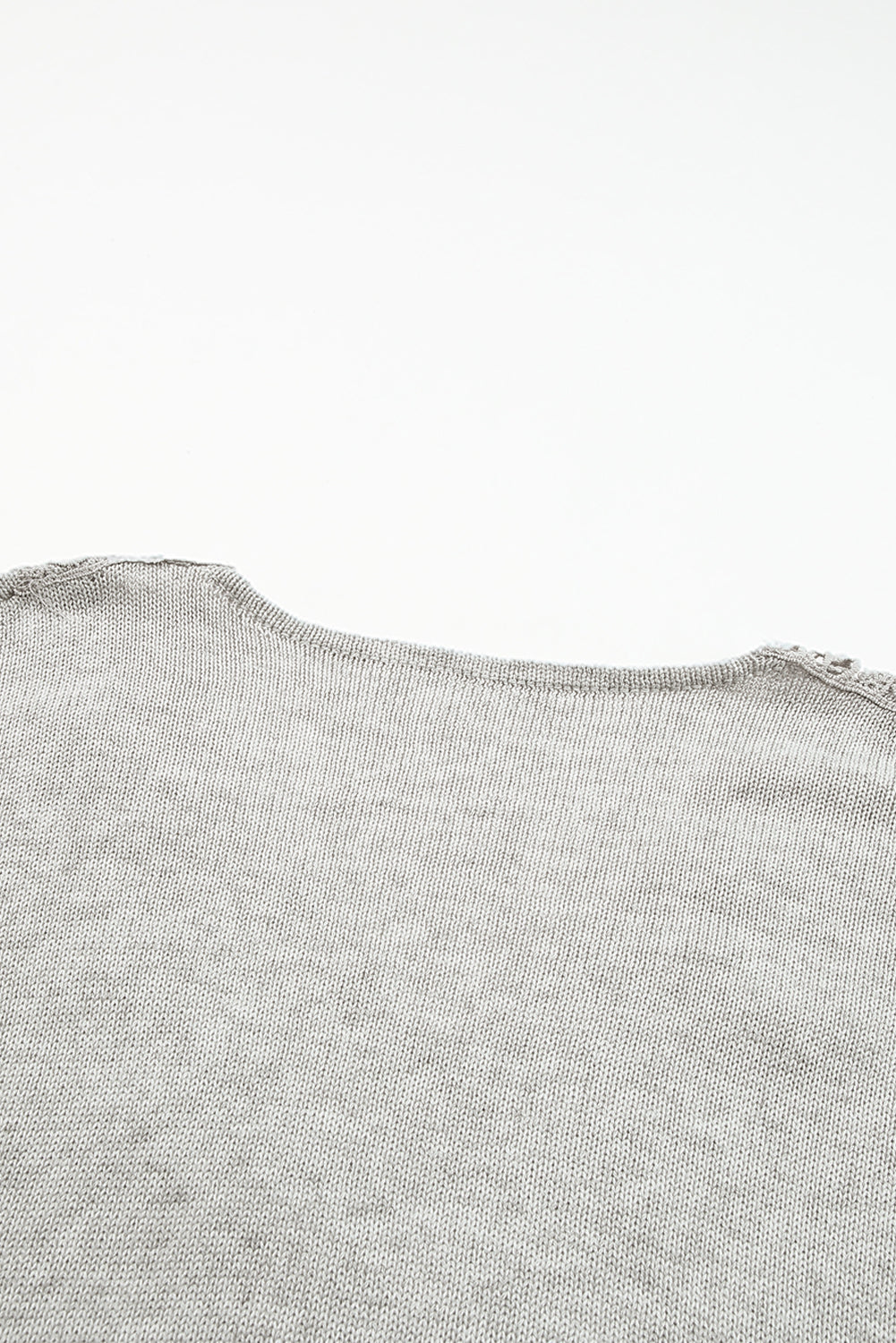 Sivi pulover s V izrezom s izdubljenom čipkom veće veličine