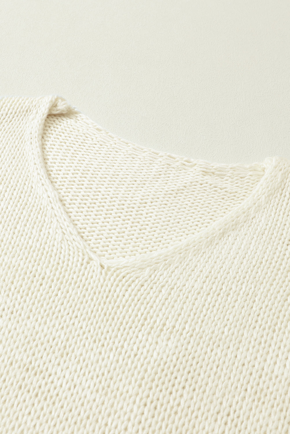 Široki pleteni džemper s V izrezom boje marelice