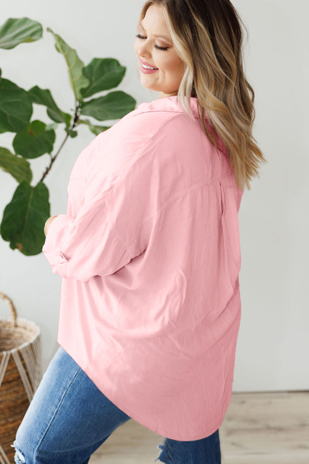 Rožnata majica velike velikosti z žepnimi rokavi in ​​gumbi
