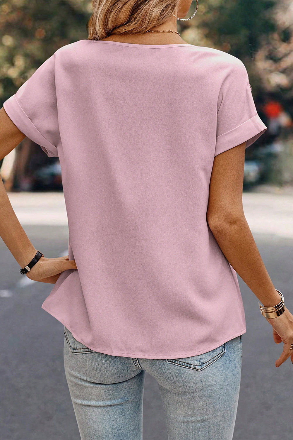 Hellrosa einfarbiges, plissiertes, gepatchtes T-Shirt mit Rundhalsausschnitt