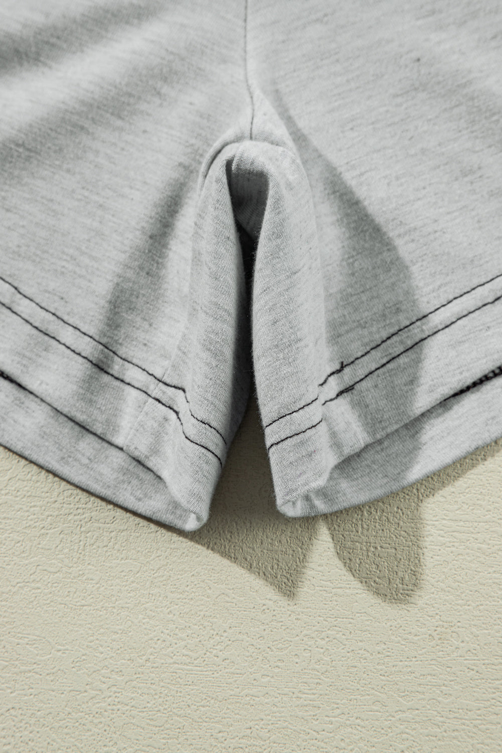 Set di pantaloncini con maniche con risvolto e cuciture grigie a contrasto