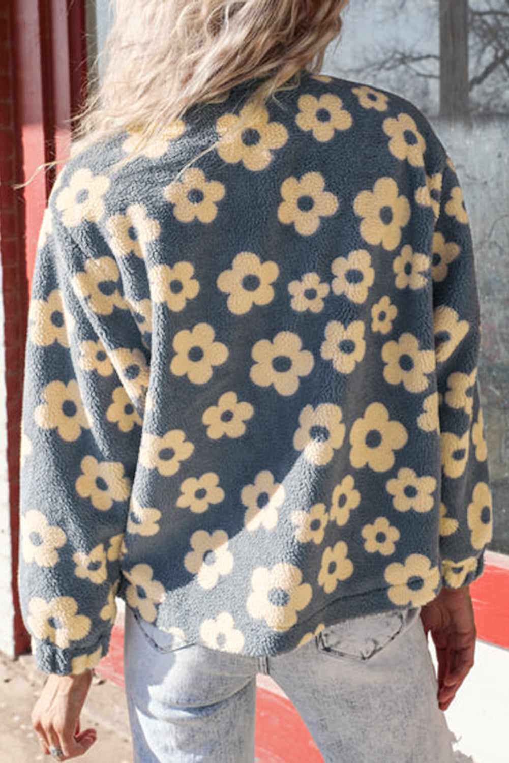 Dunkelgraue Jacke mit Reißverschluss und Sherpa-Blumengrafik und Stehkragen