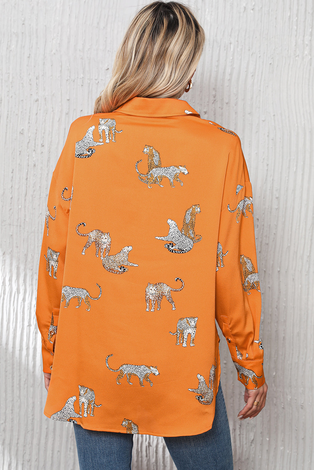 Chemise boutonnée en satin à imprimé animal guépard orange russet