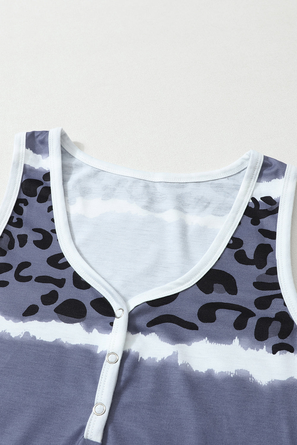 Siva rebrasta majica z gumbi za zapenjanje z leopard barvo