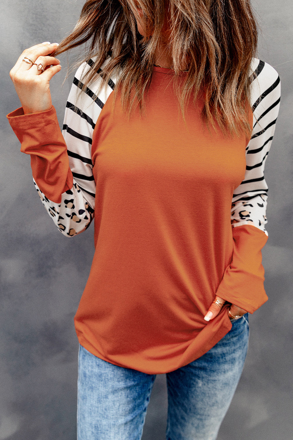 Majica z dolgimi rokavi z oranžnimi črtami in barvnimi bloki z živalskim vzorcem