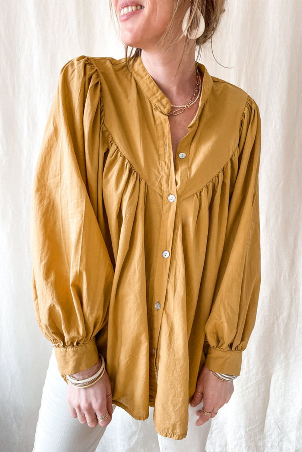 Žuta široka plisirana košulja s puf rukavima