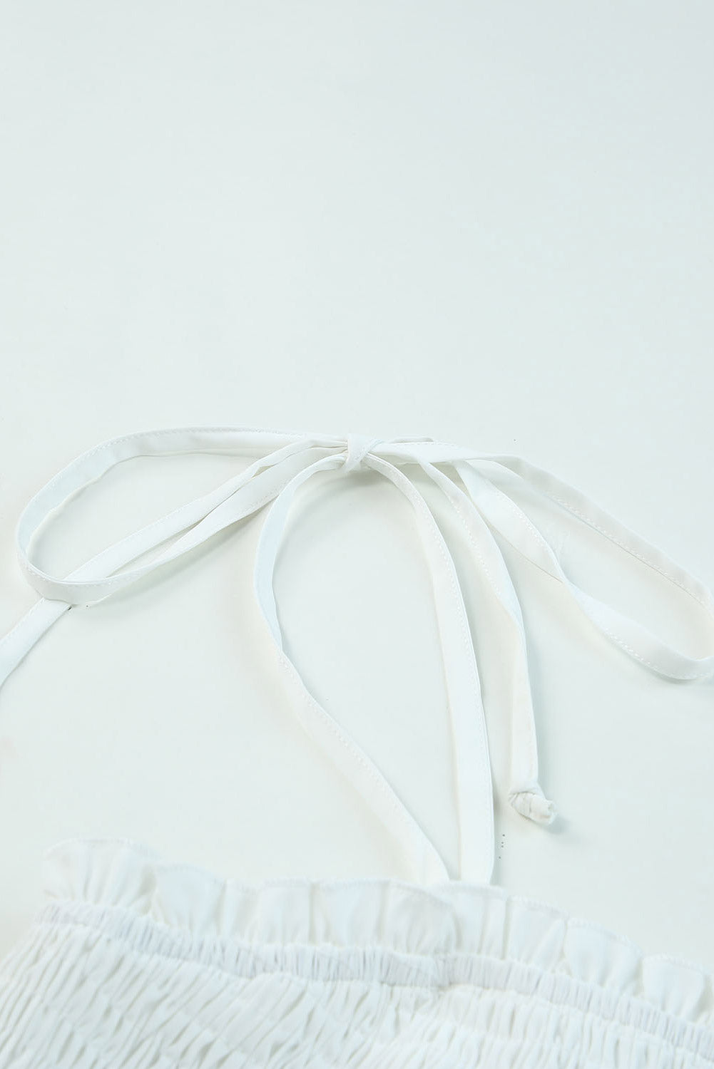 Bijela dimljena izdubljena lepršava mini haljina