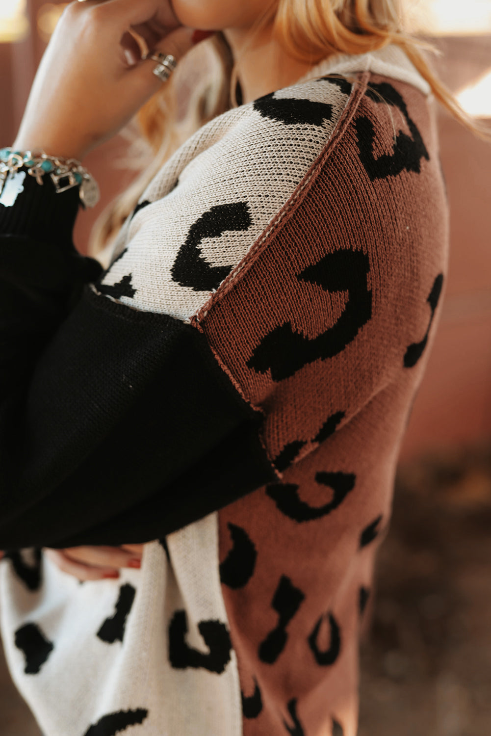 Farbblock-Pullover mit Leopardenmuster in Kaffeebraun