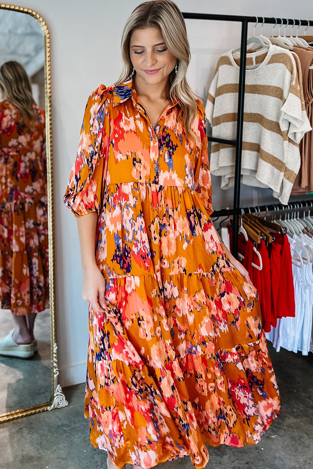 Narančasta plisirana maksi haljina do pola rukava s apstraktnim printom