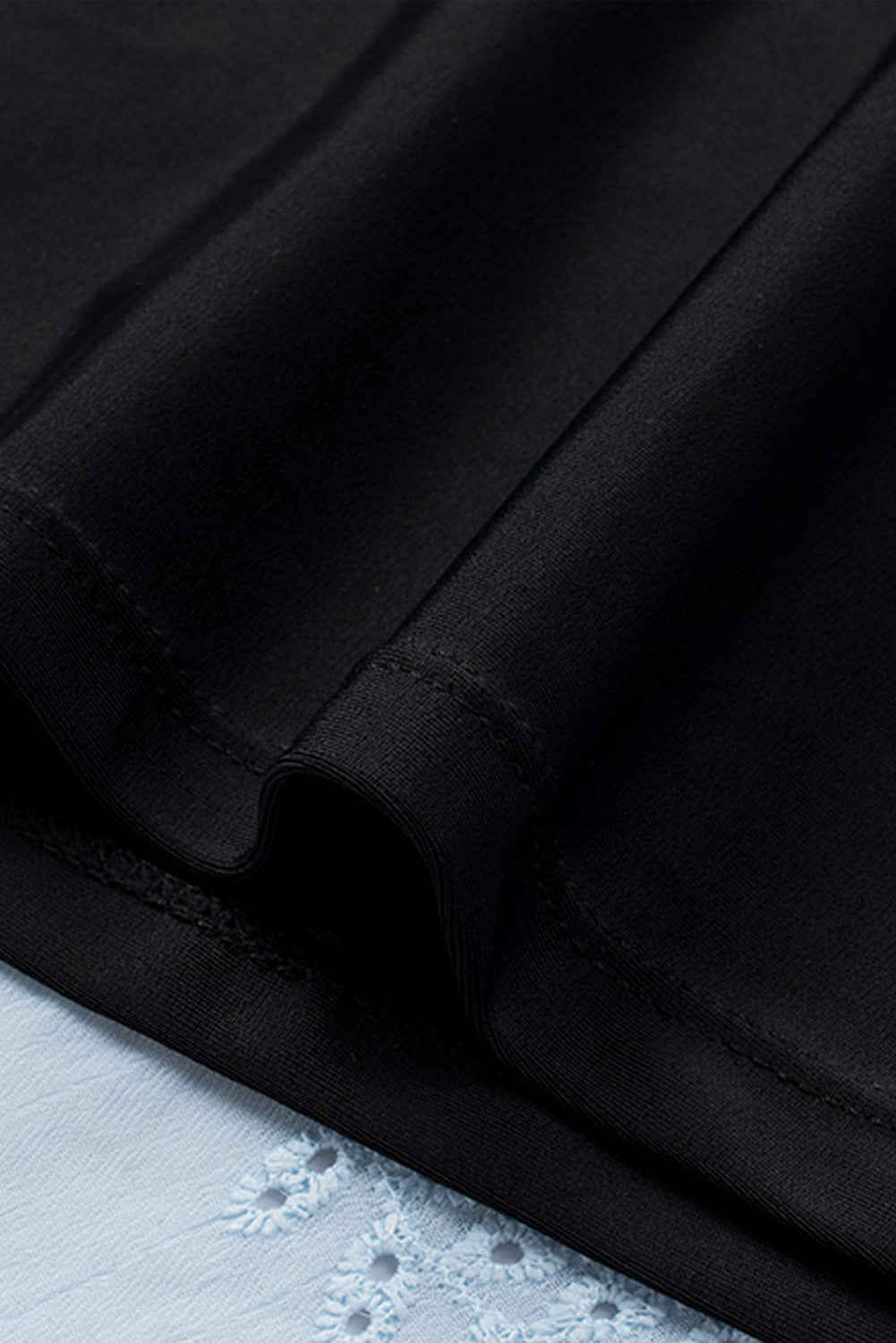 Schwarzer Tankini-Badeanzug mit gewelltem V-Ausschnitt und Farbblockmuster
