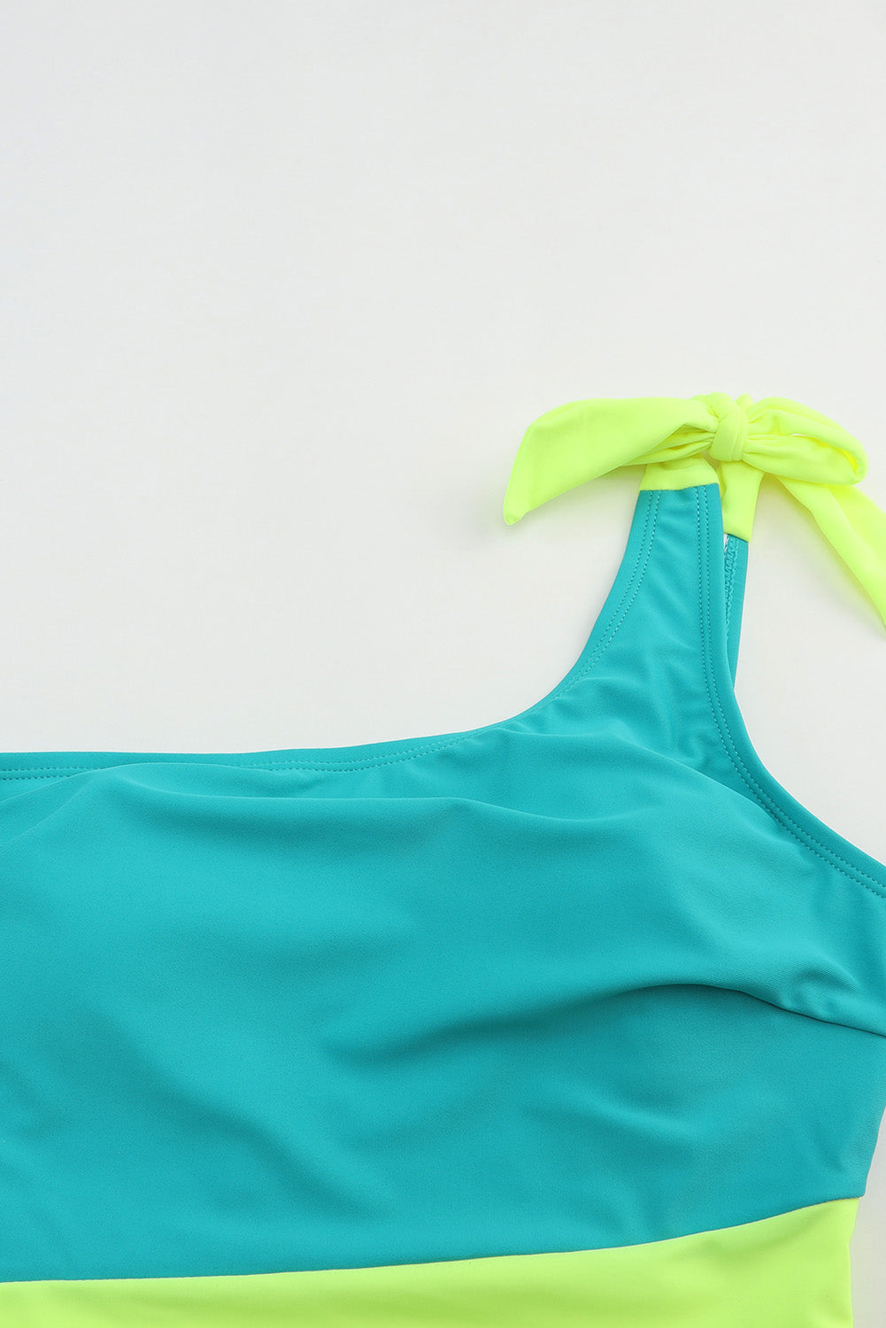 Zeleni asimetrični jednodijelni kupaći kostim s jednodijelnim bojama na jedno rame