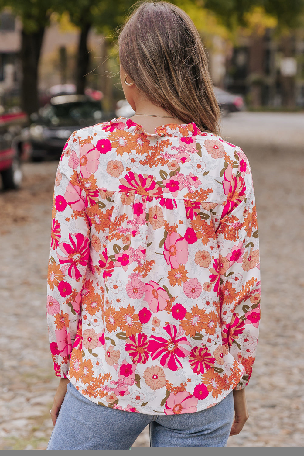 Hellweiße Bluse mit geteiltem V-Ausschnitt und Blumendruck