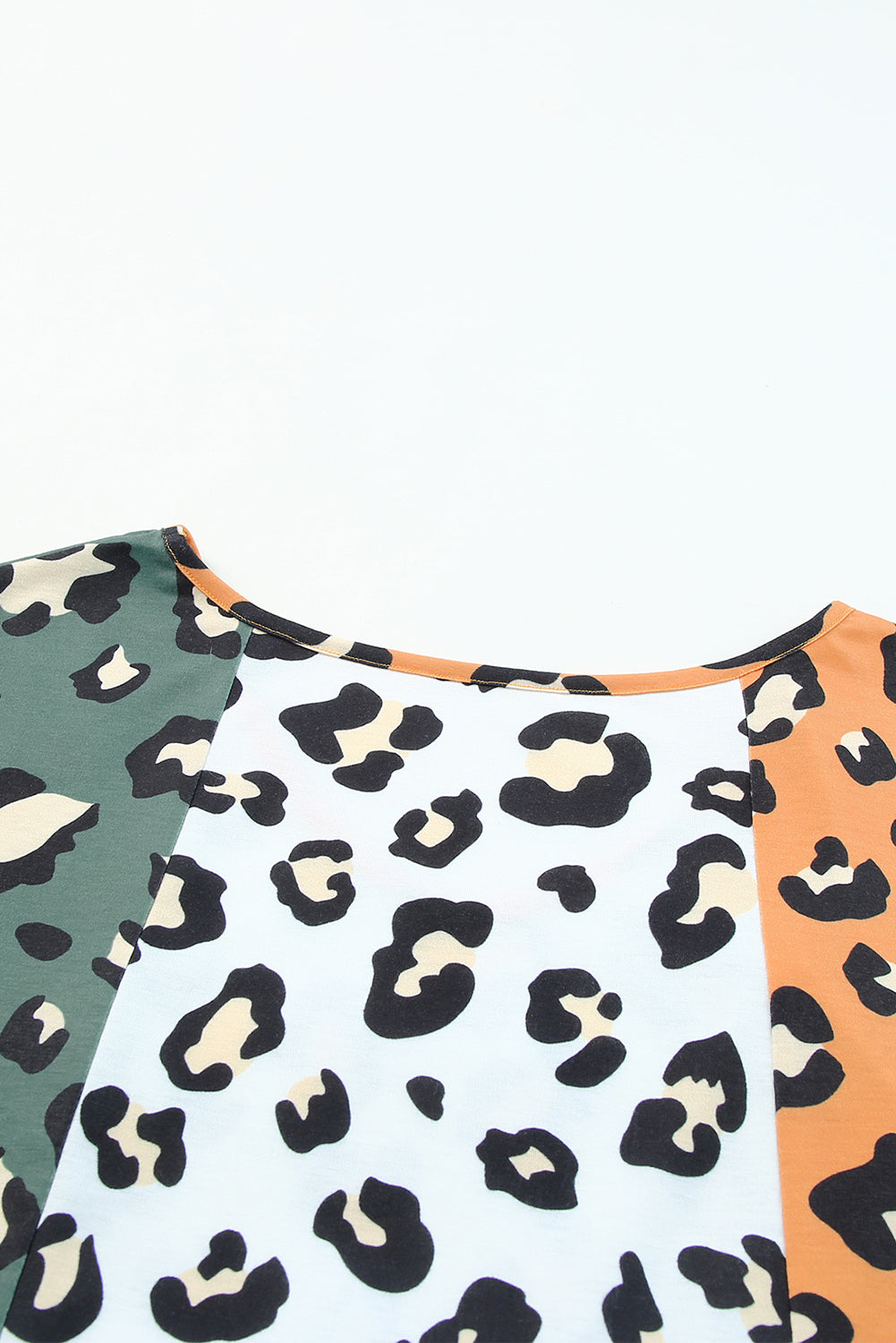 Gelbes Plus-Size-T-Shirt mit Leopardenmuster und Kontrast